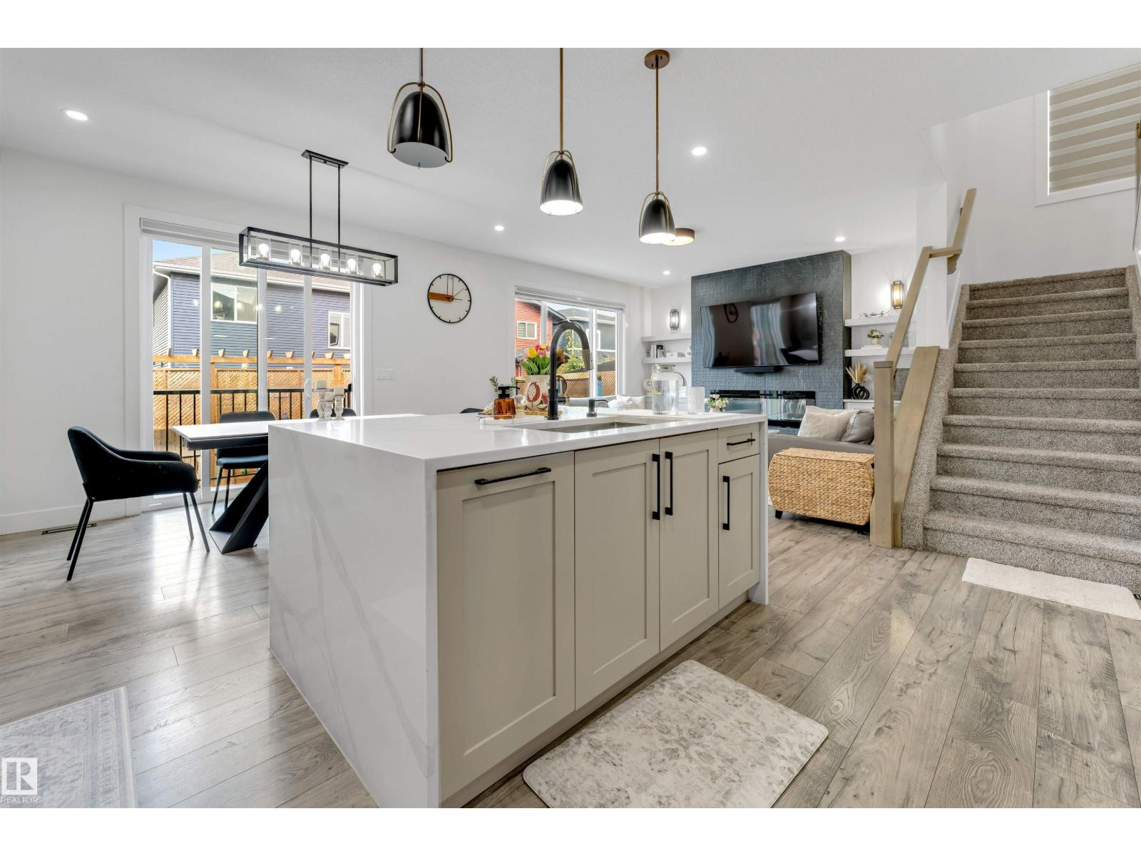 1824 18 Av Nw Property Photo 5