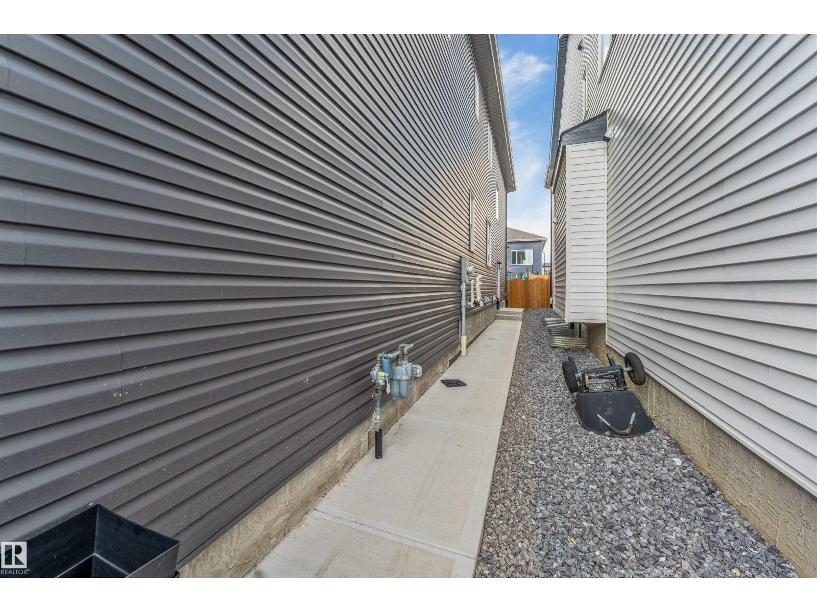 1824 18 Av Nw Property Photo 8