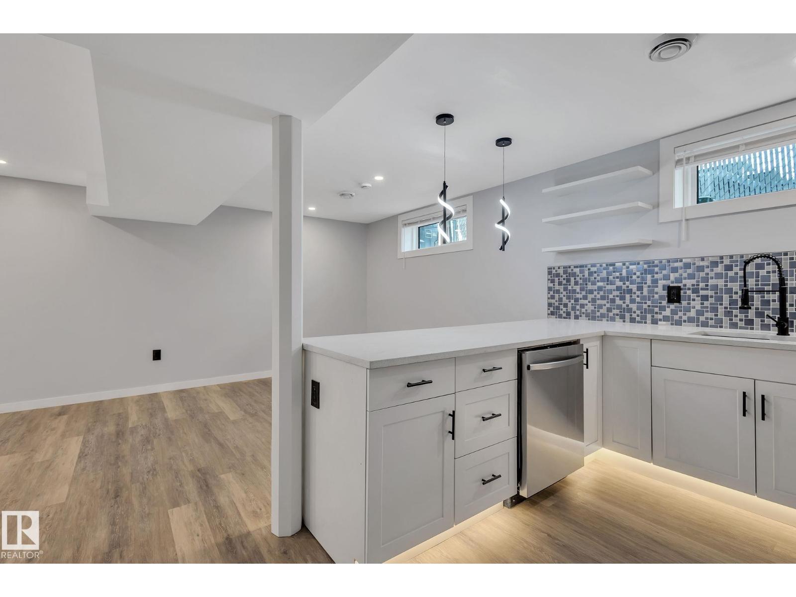 8823-8825 95 St Nw Property Photo 4