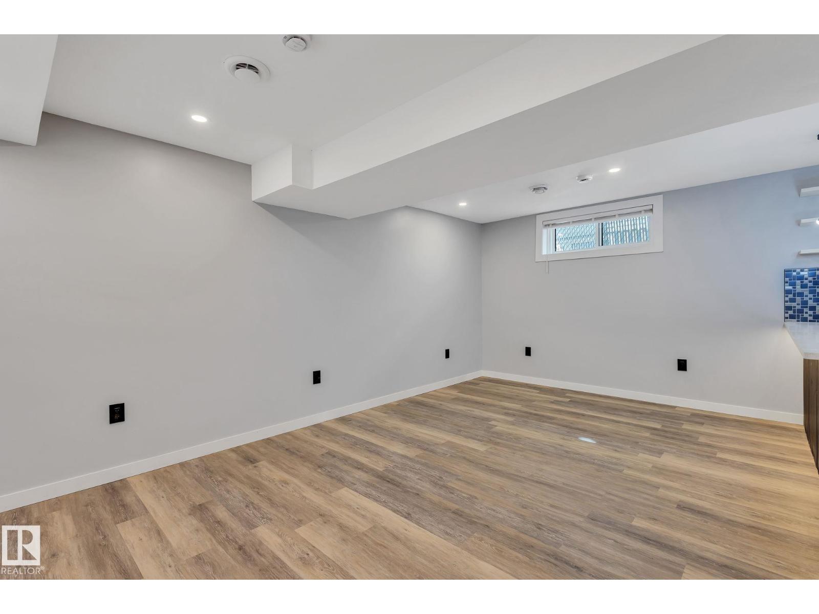 8823-8825 95 St Nw Property Photo 10