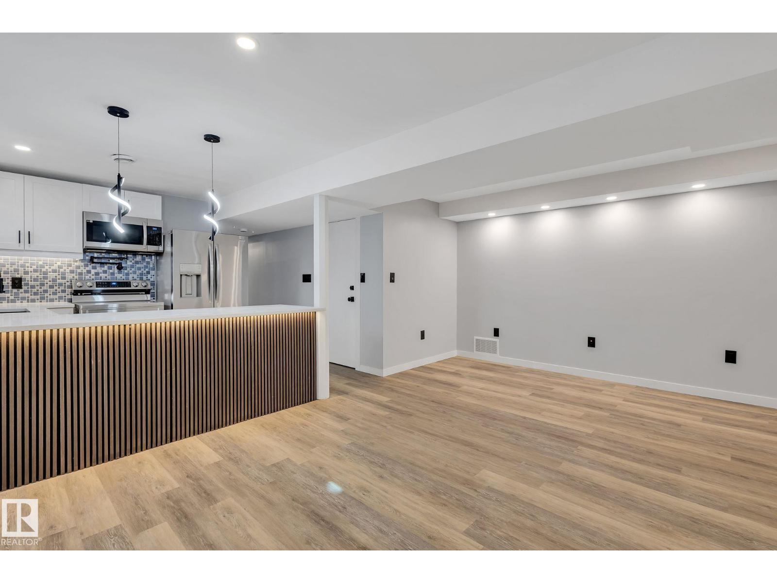 8823-8825 95 St Nw Property Photo 11