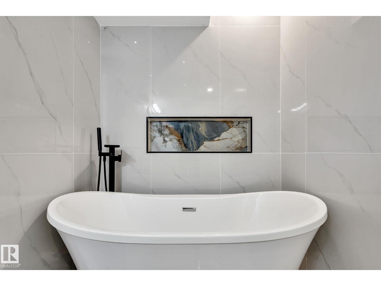 8823-8825 95 St Nw Property Photo 19