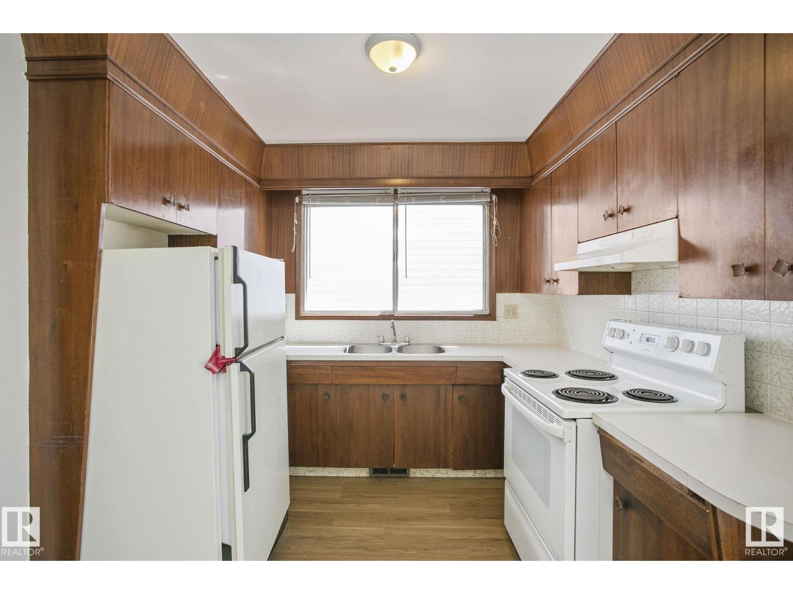 8823-8825 95 St Nw Property Photo 59