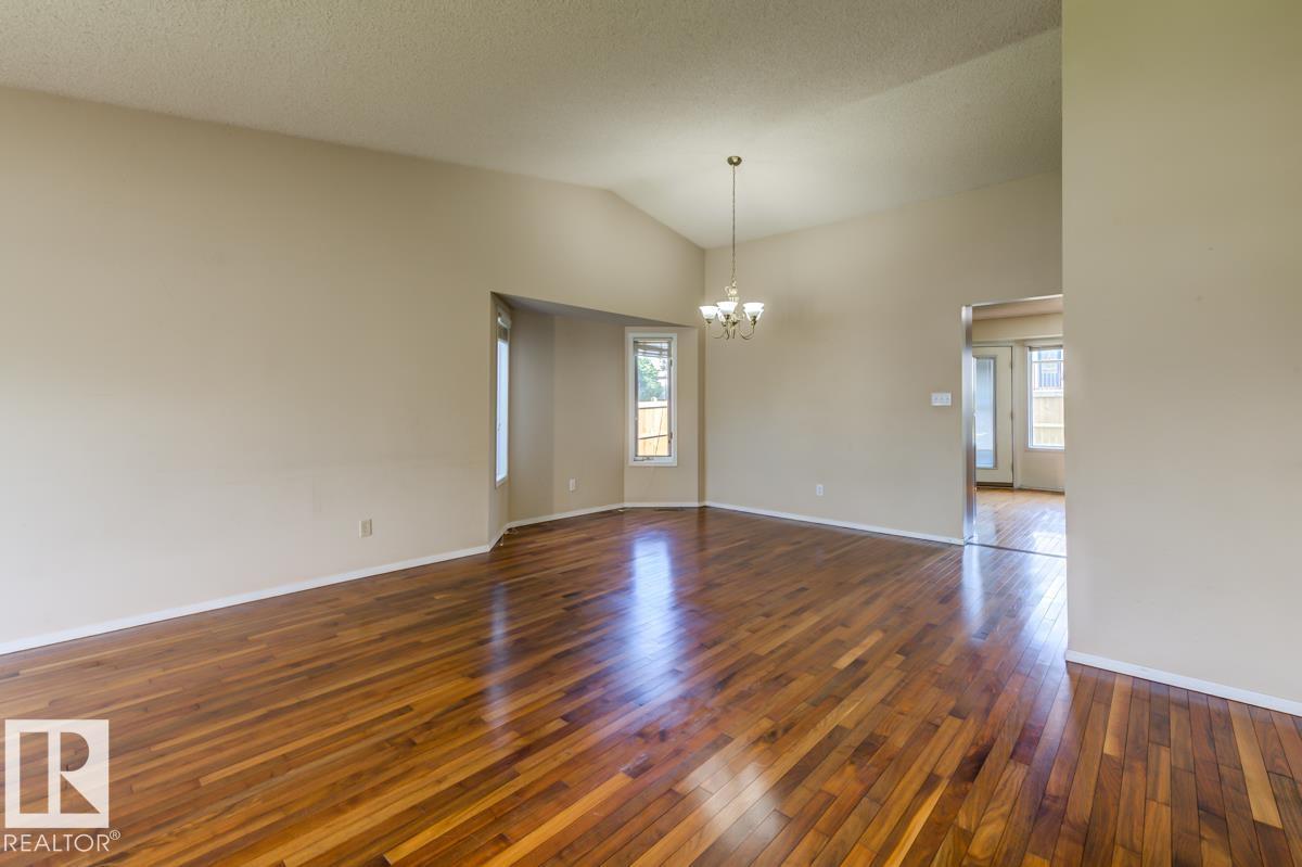 3908 28 Av Nw Property Photo 12