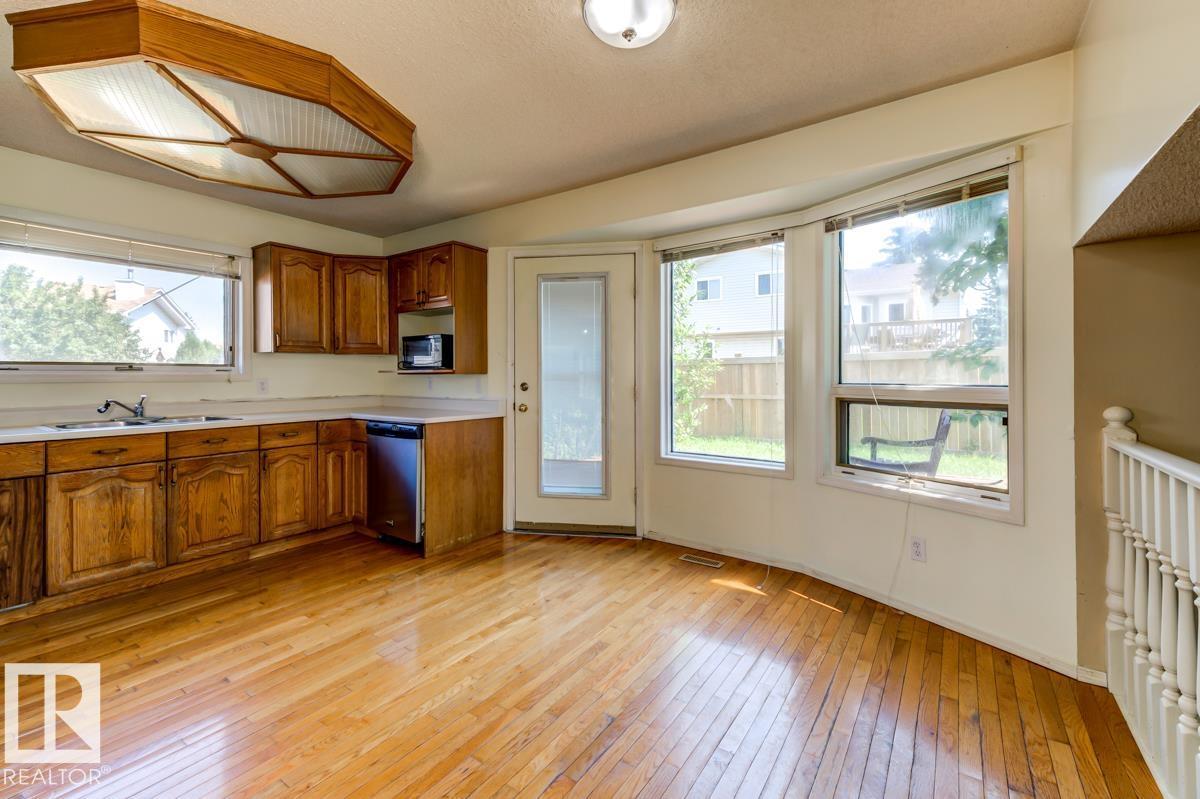 3908 28 Av Nw Property Photo 16
