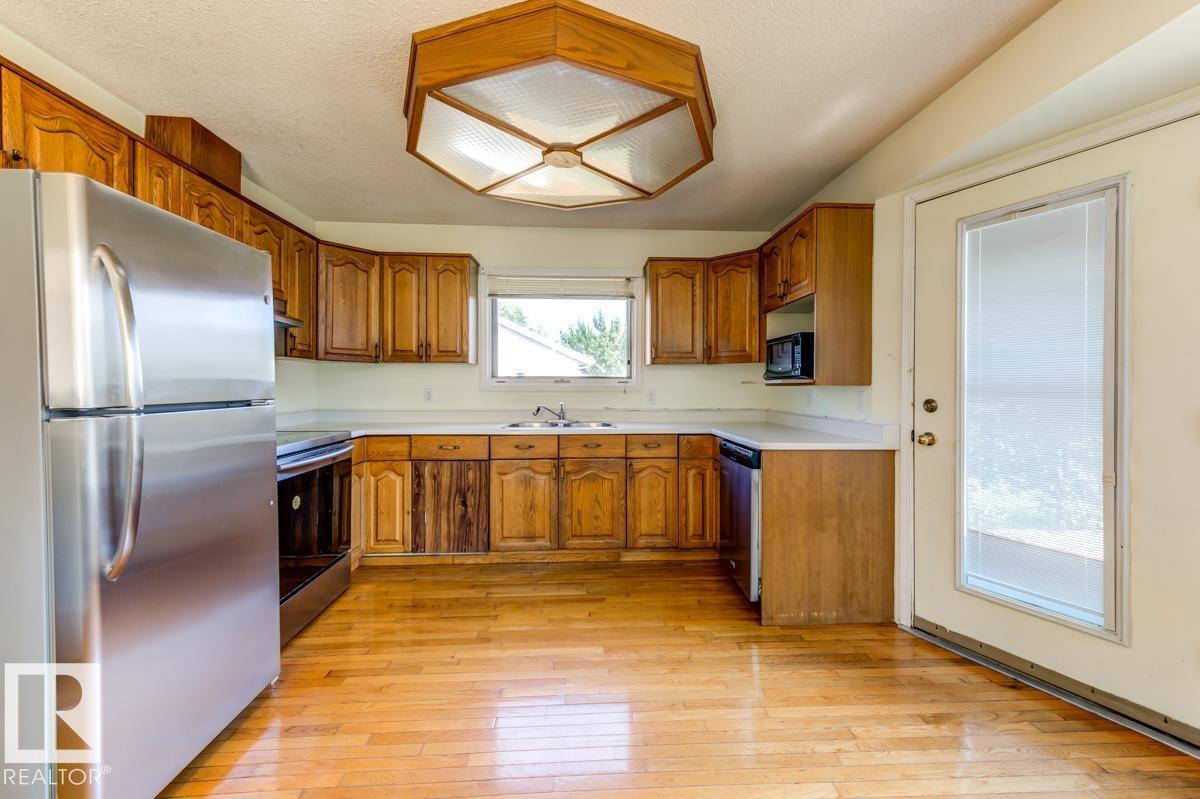 3908 28 Av Nw Property Photo 17