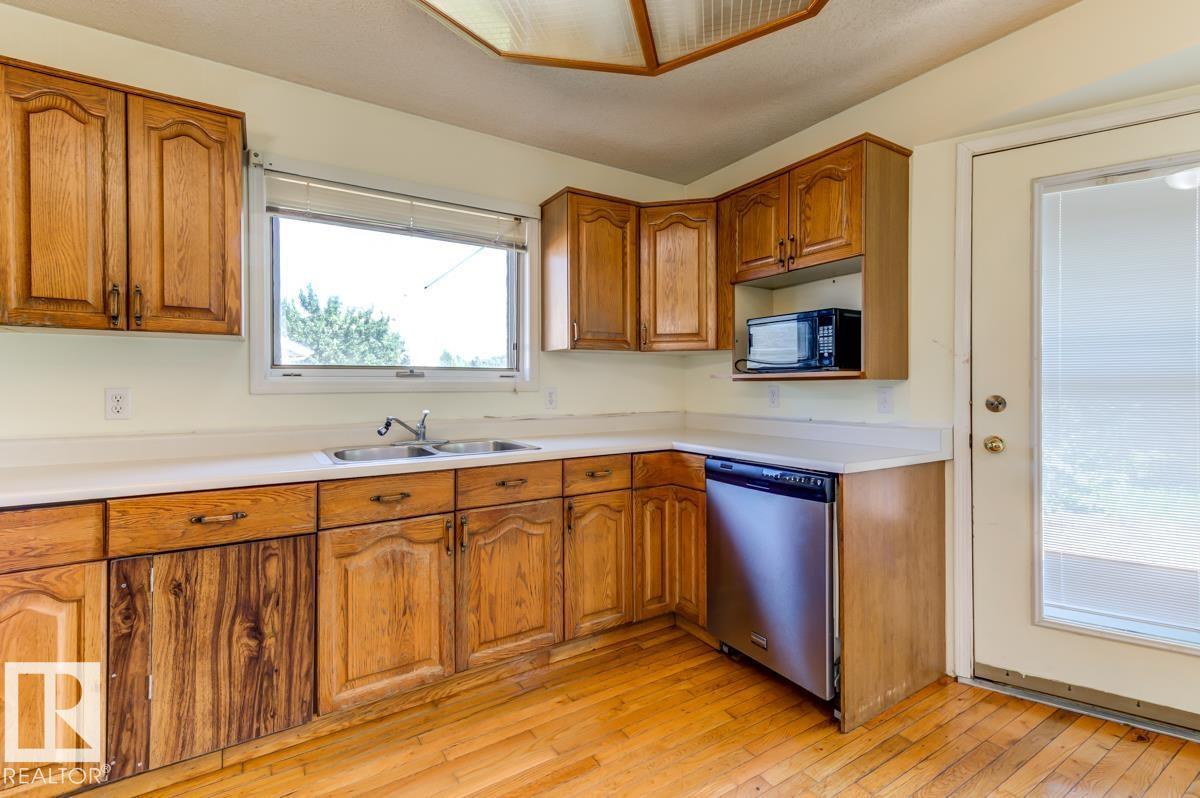3908 28 Av Nw Property Photo 18