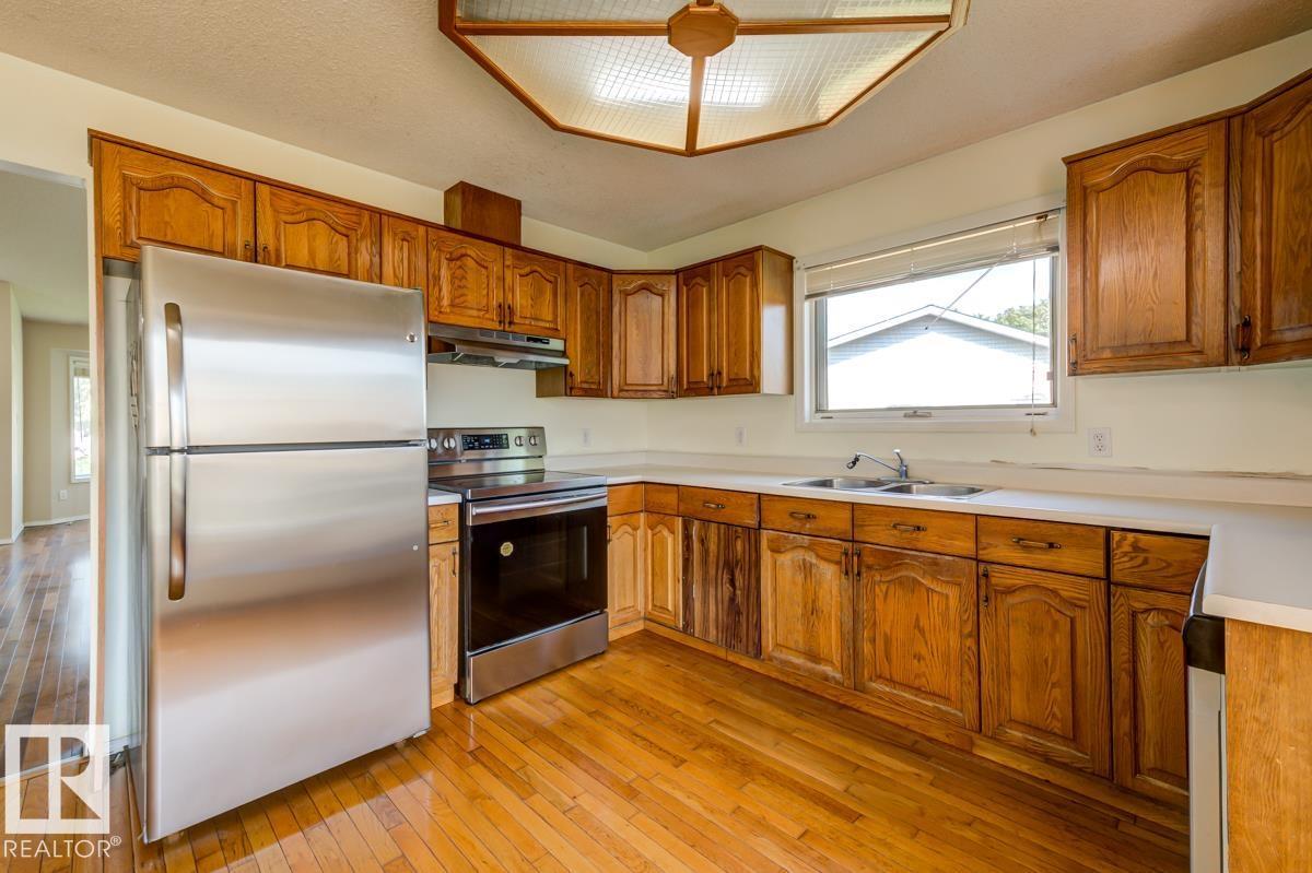 3908 28 Av Nw Property Photo 21