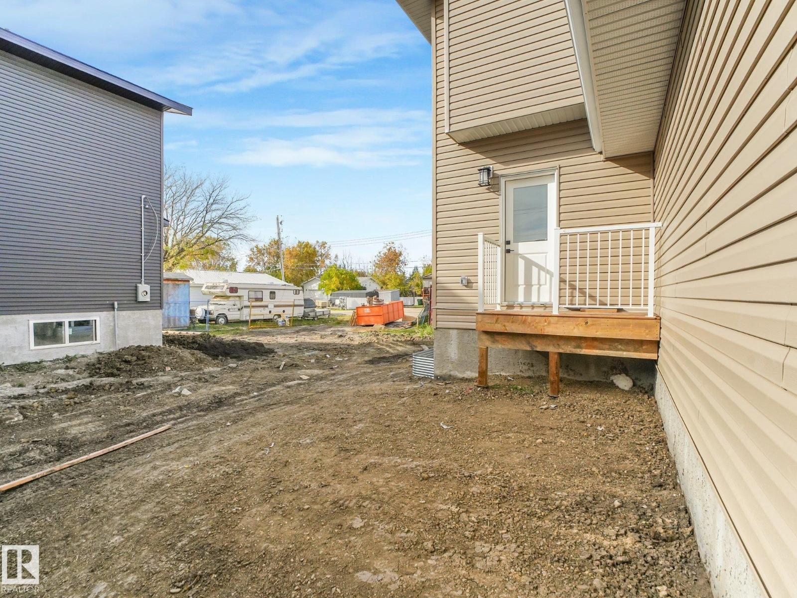 5003 51 Av Property Photo 23