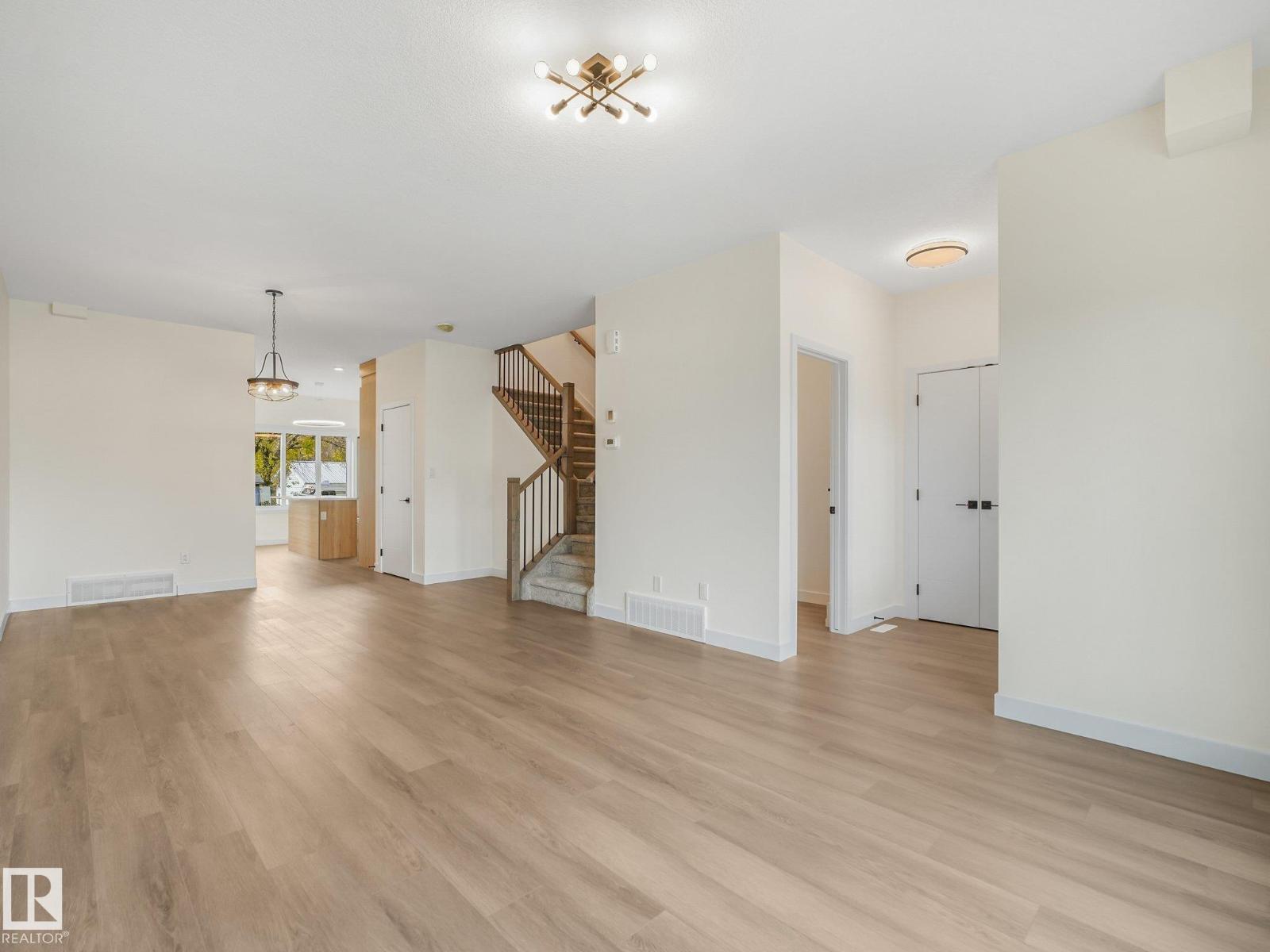 5003 51 Av Property Photo 28