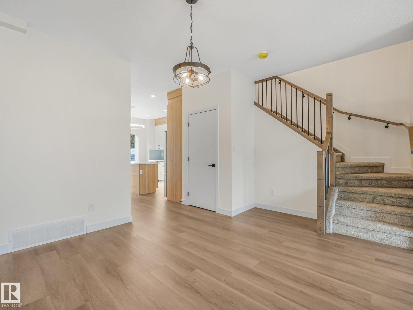 5003 51 Av Property Photo 32