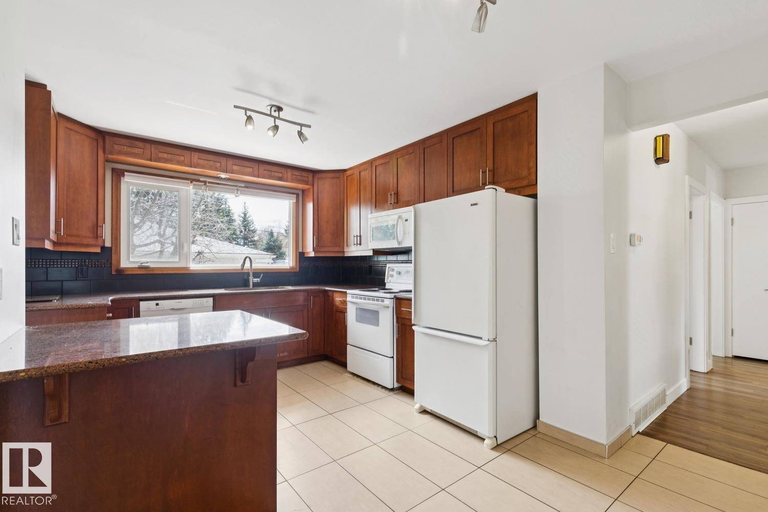 11451 48 Av Nw Property Photo 3