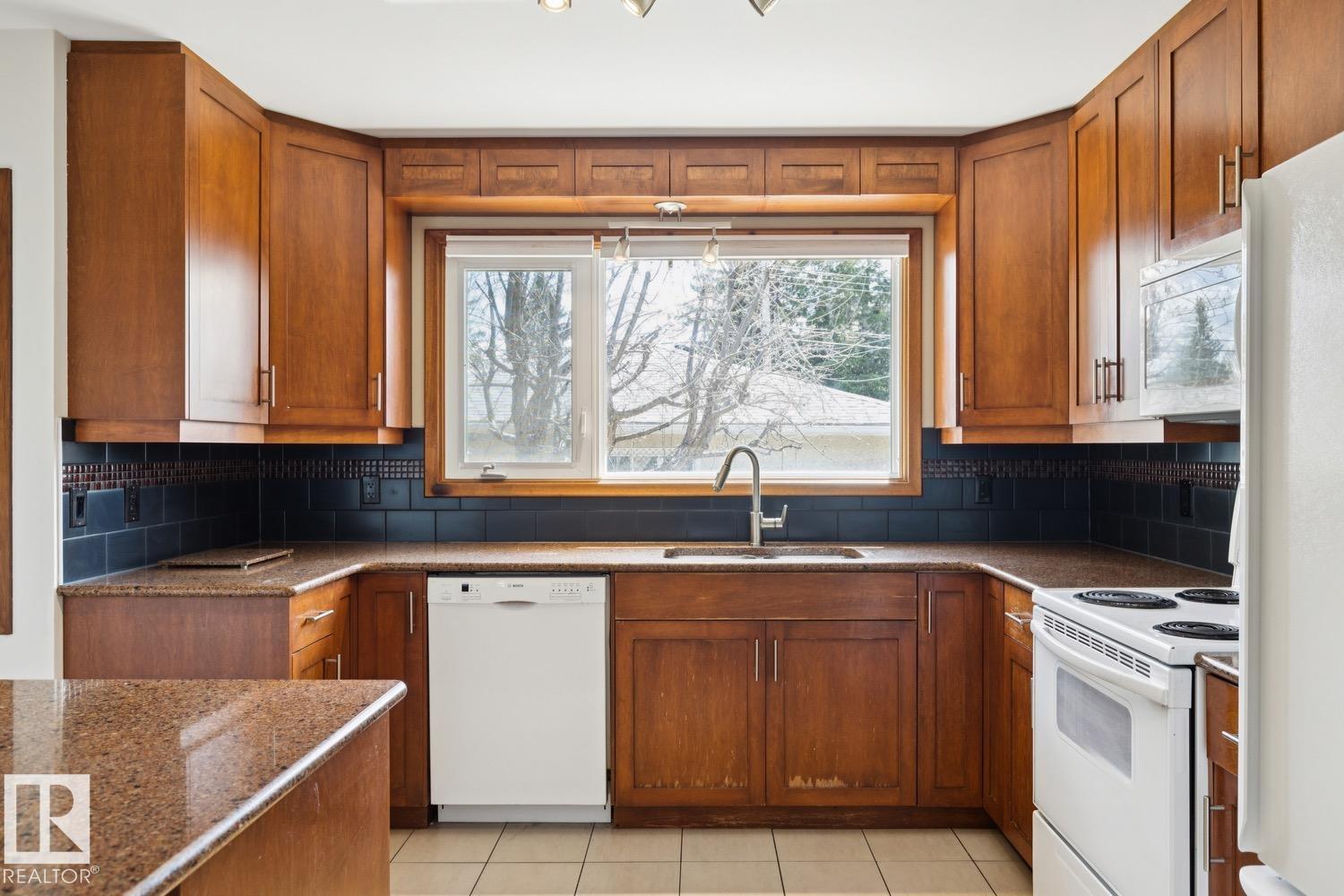 11451 48 Av Nw Property Photo 4