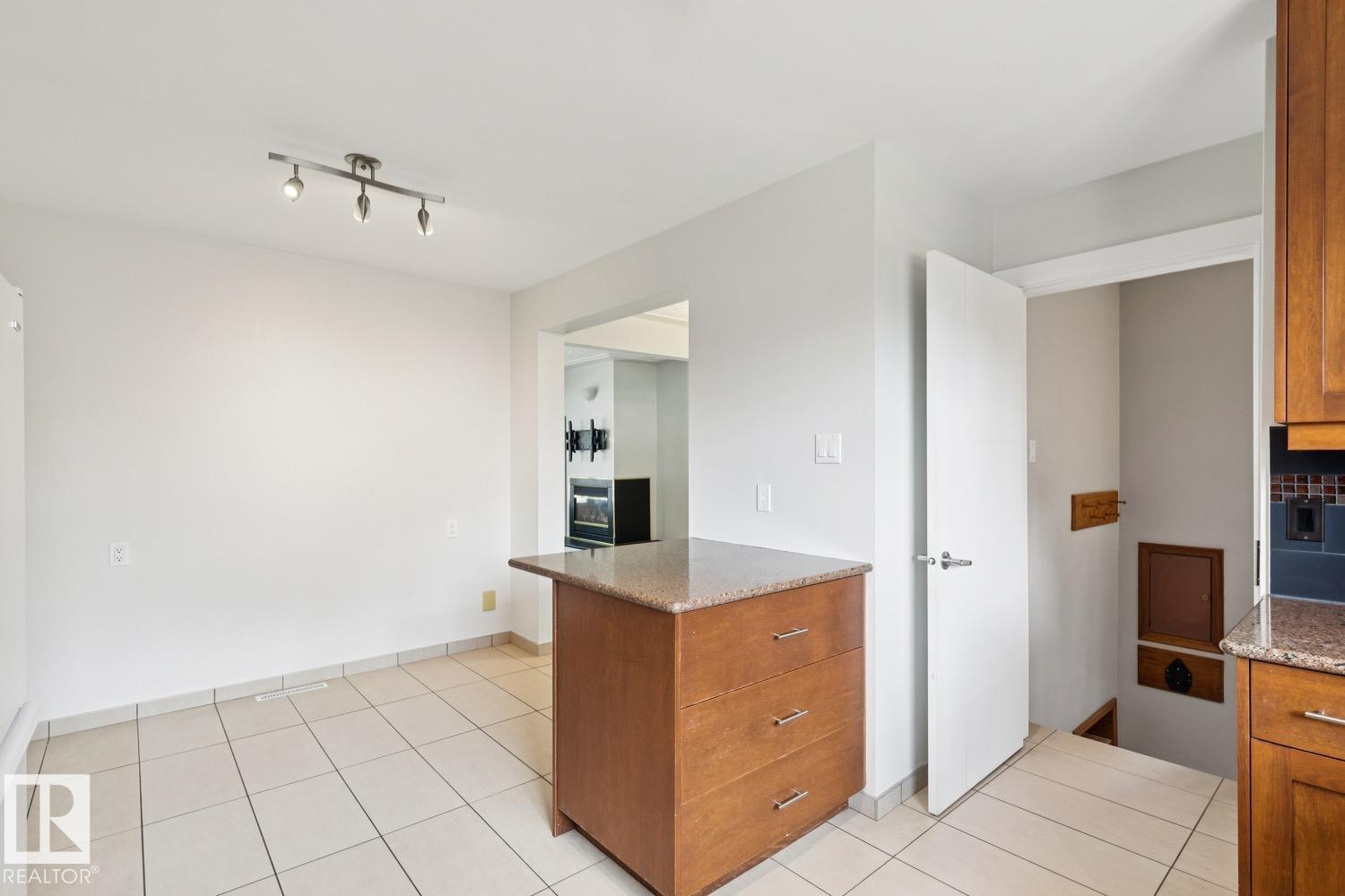 11451 48 Av Nw Property Photo 5
