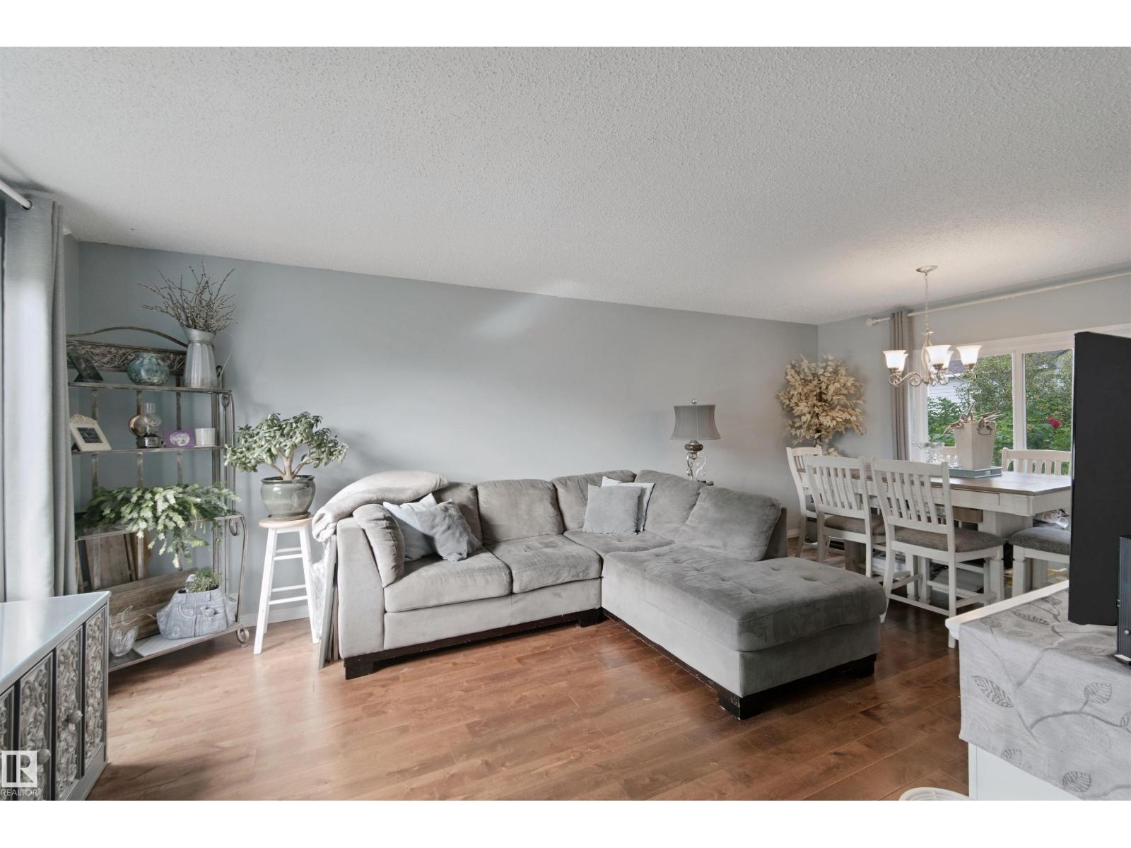 4528 35 Av Nw Property Photo 3