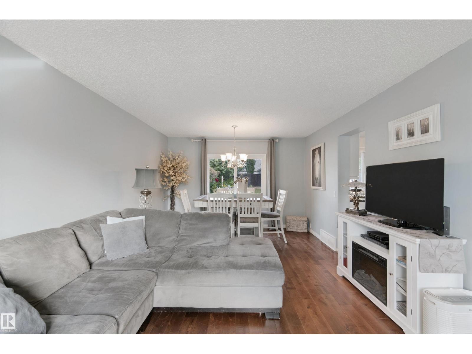 4528 35 Av Nw Property Photo 4