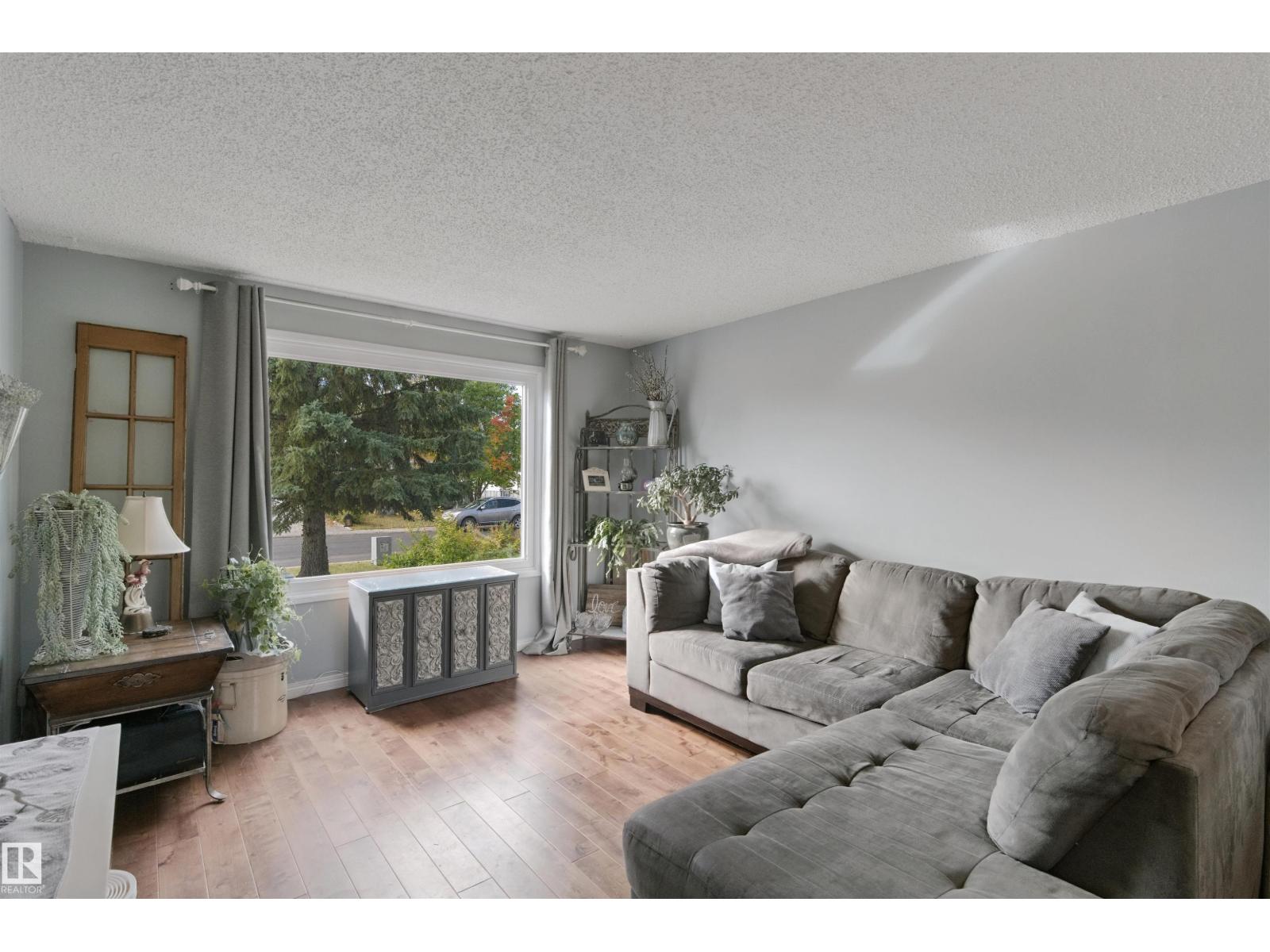 4528 35 Av Nw Property Photo 5