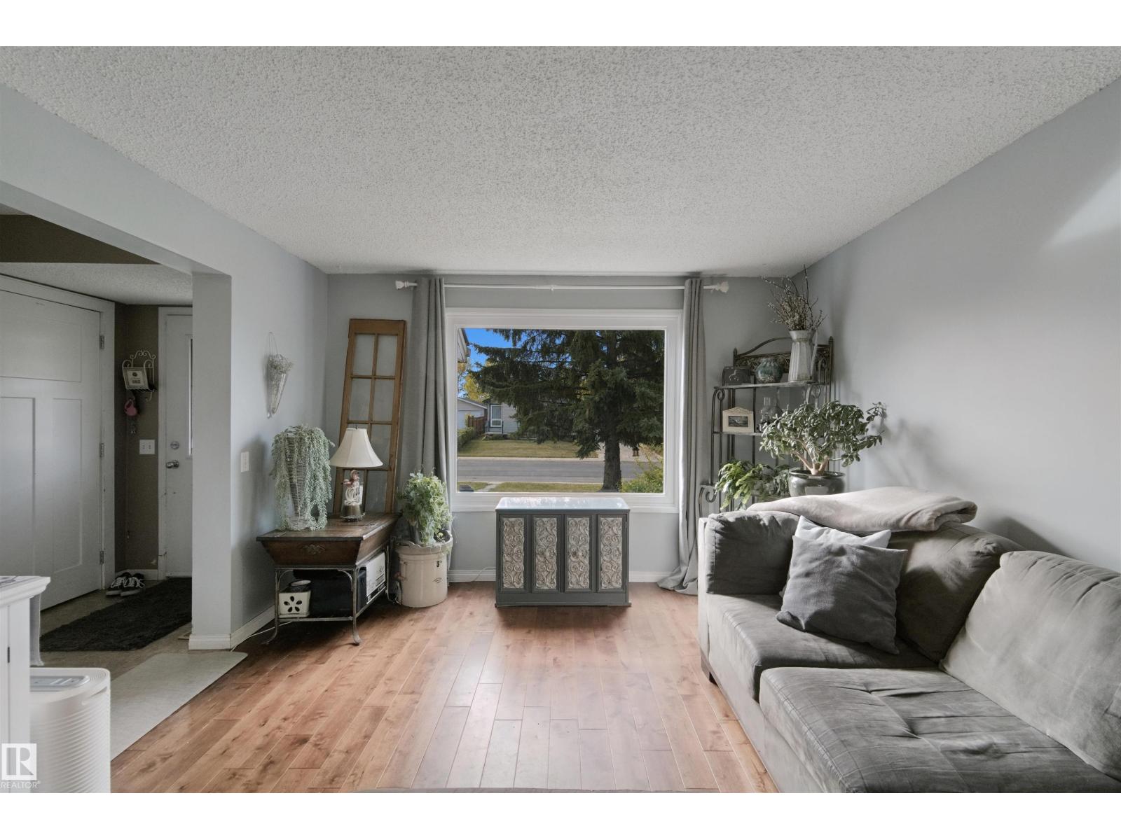 4528 35 Av Nw Property Photo 6
