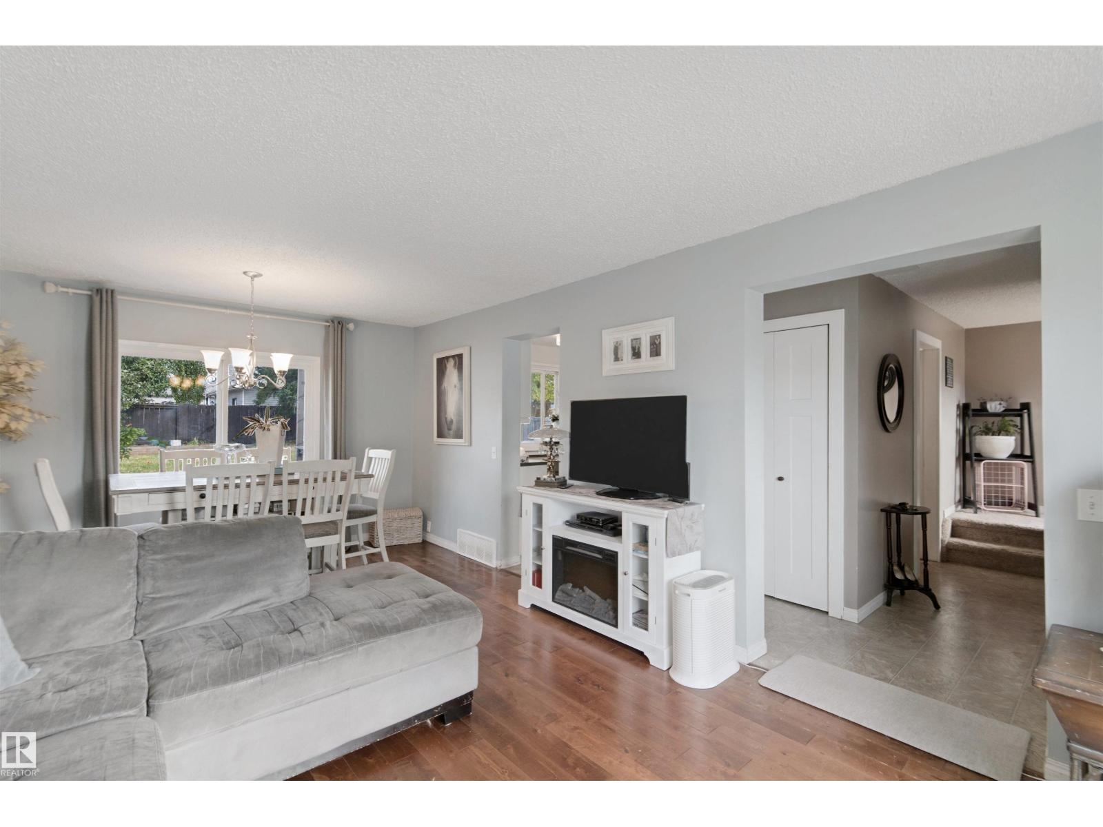 4528 35 Av Nw Property Photo 8