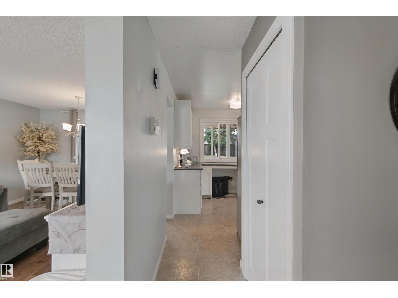 4528 35 Av Nw Property Photo 9