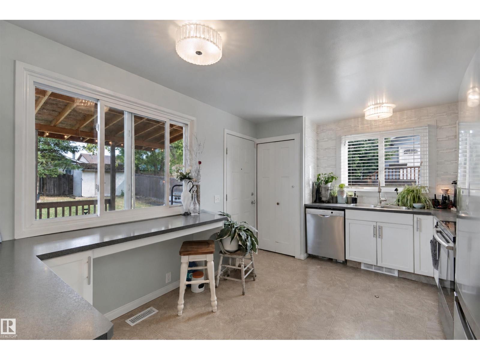 4528 35 Av Nw Property Photo 10
