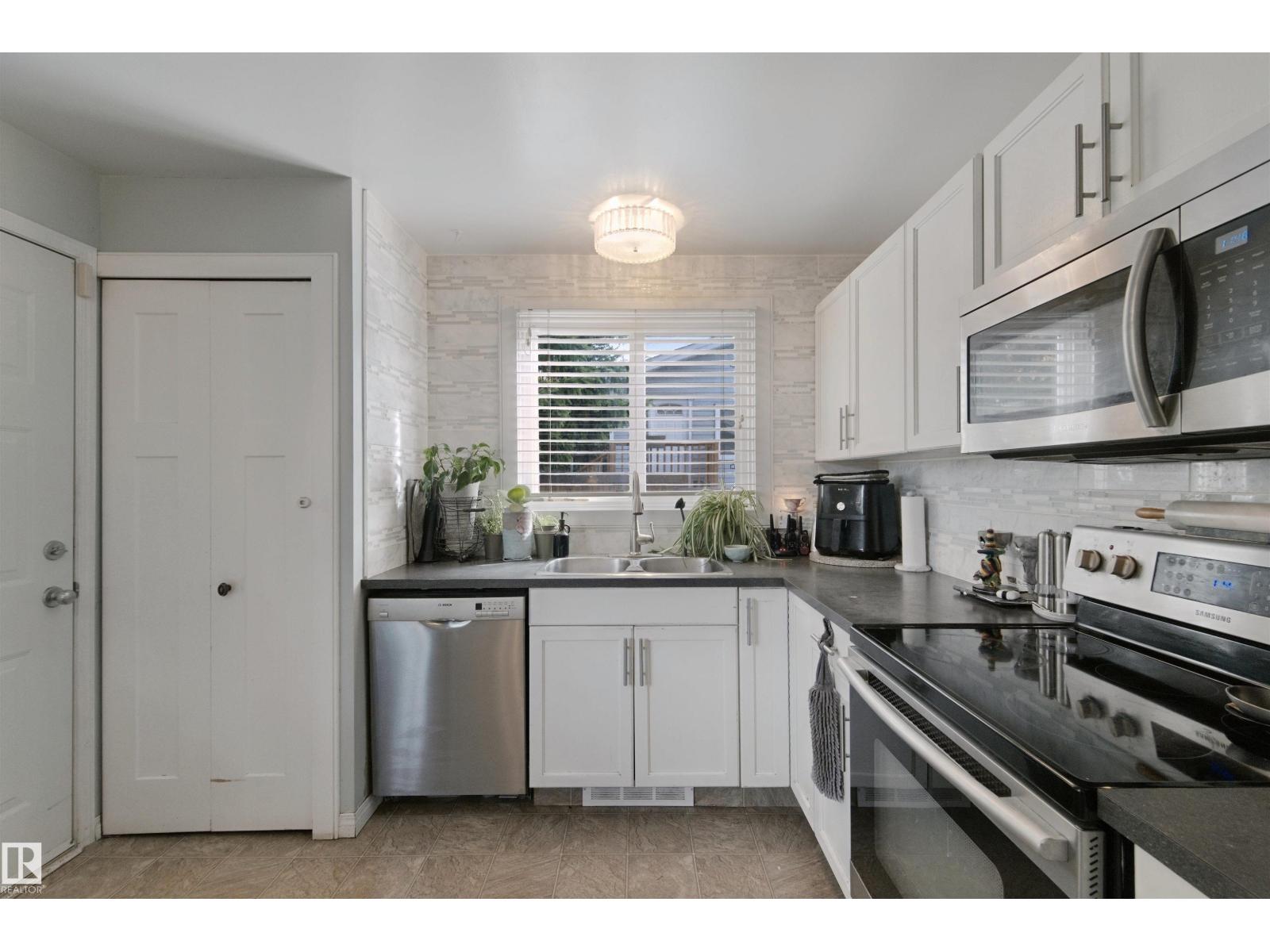 4528 35 Av Nw Property Photo 11