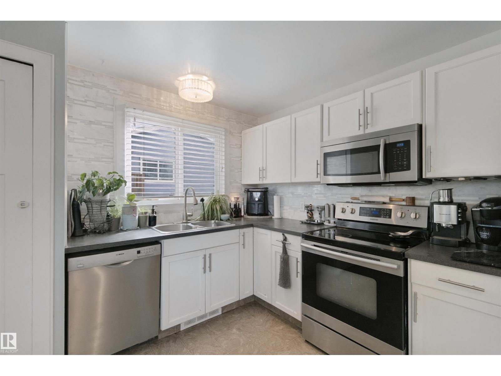 4528 35 Av Nw Property Photo 12