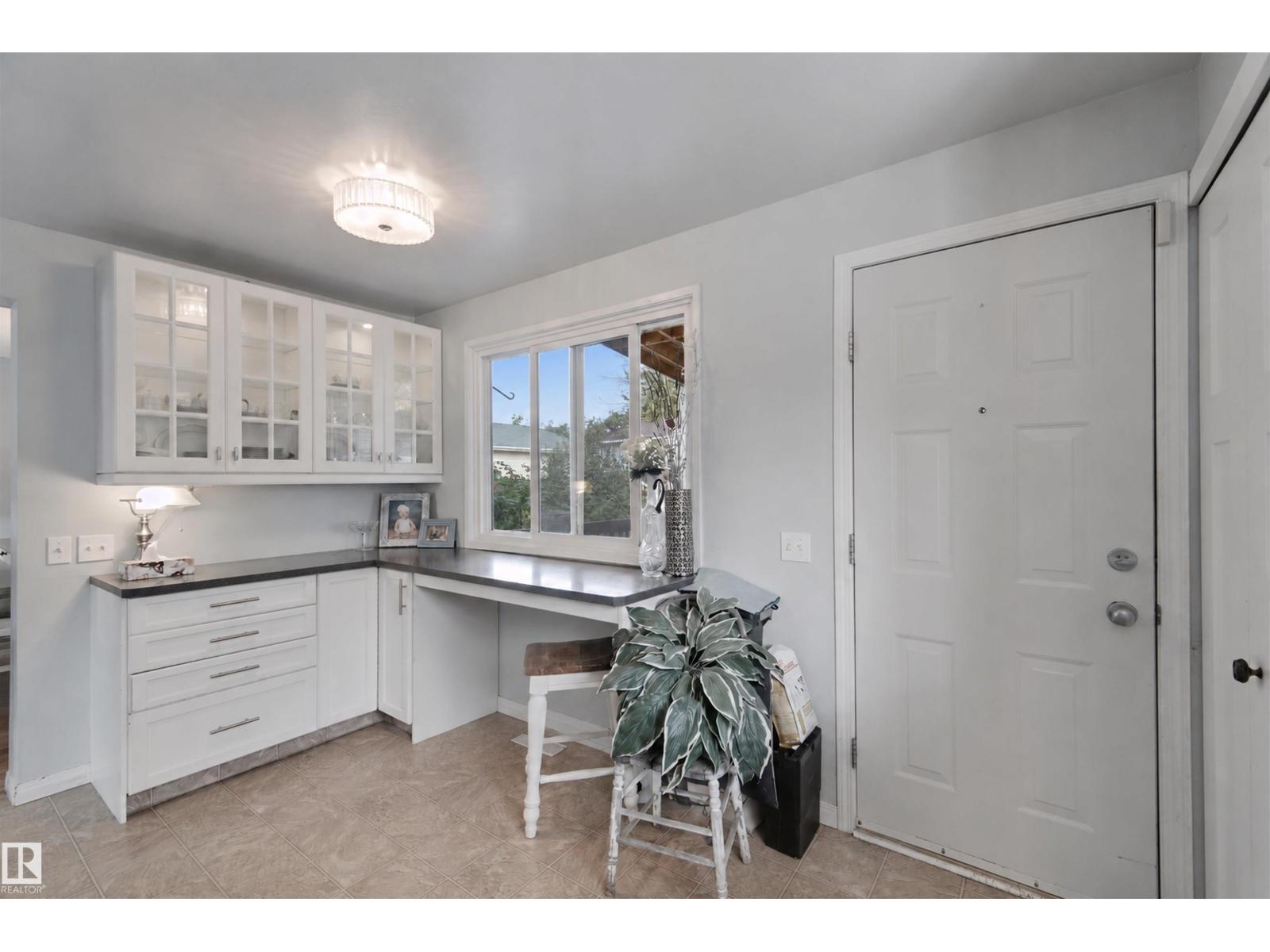 4528 35 Av Nw Property Photo 15