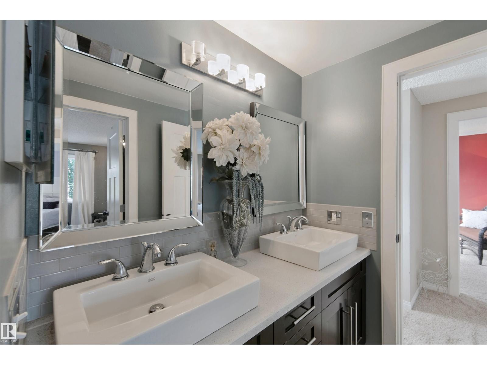 4528 35 Av Nw Property Photo 24
