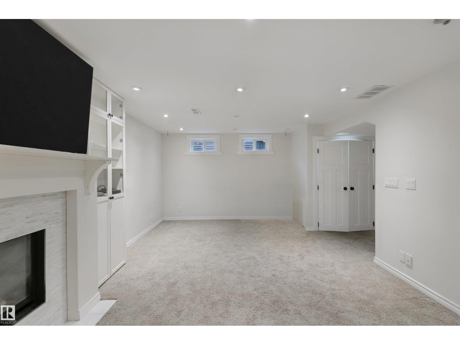 4528 35 Av Nw Property Photo 36
