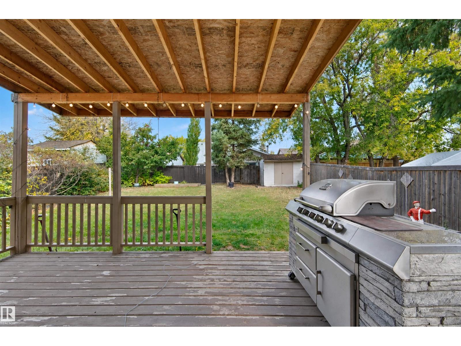4528 35 Av Nw Property Photo 37