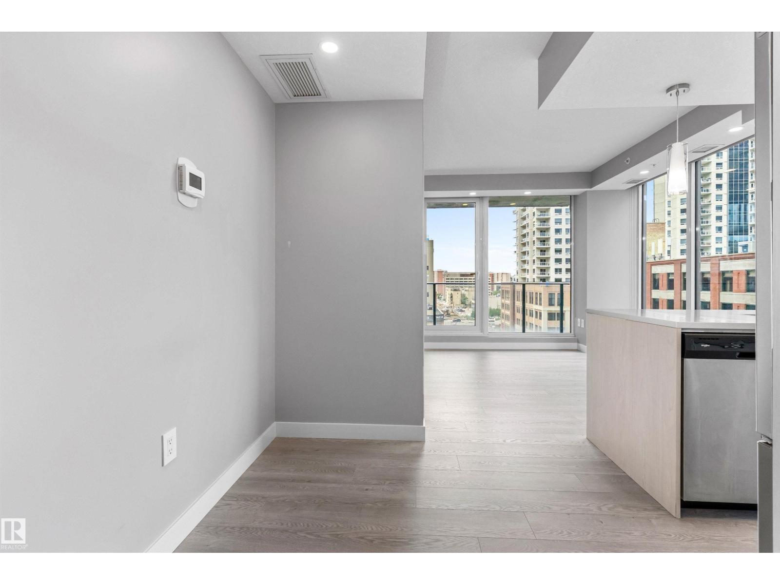 #702 10180 103 St Nw Property Photo 17