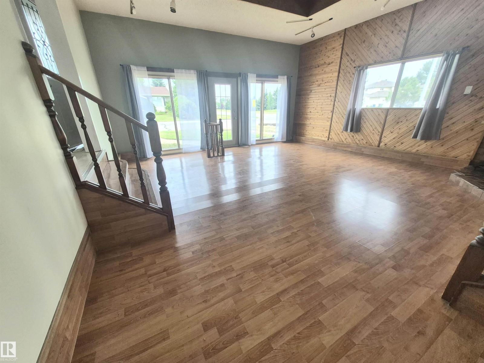 3801 33 Av Property Photo 4