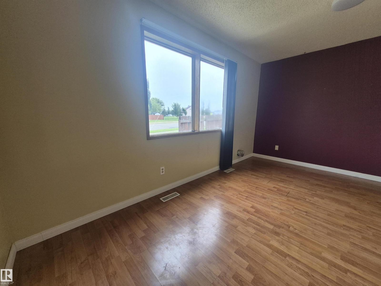 3801 33 Av Property Photo 5