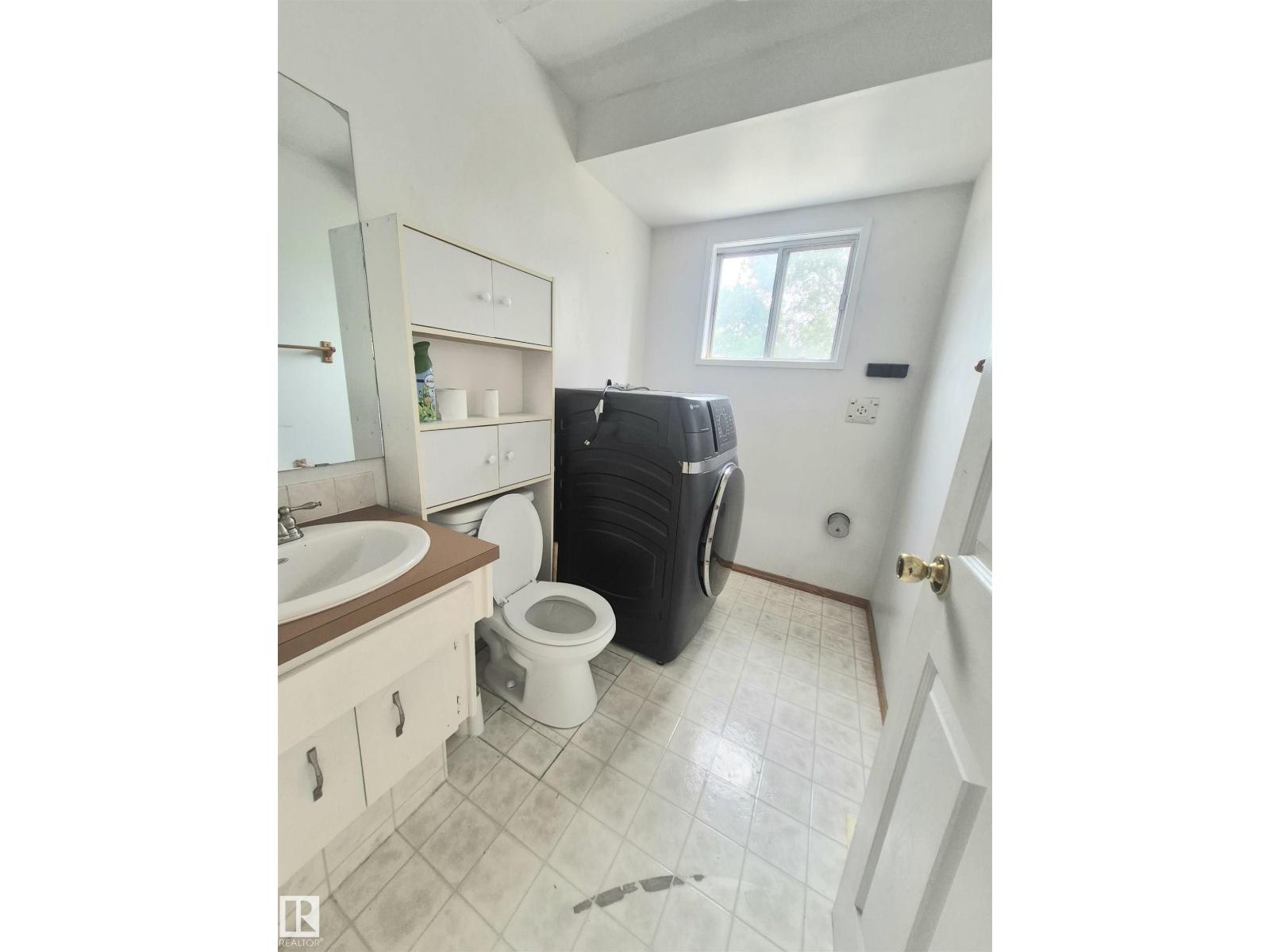 3801 33 Av Property Photo 8