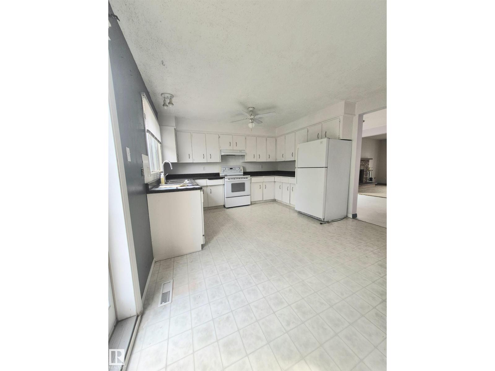 3801 33 Av Property Photo 10
