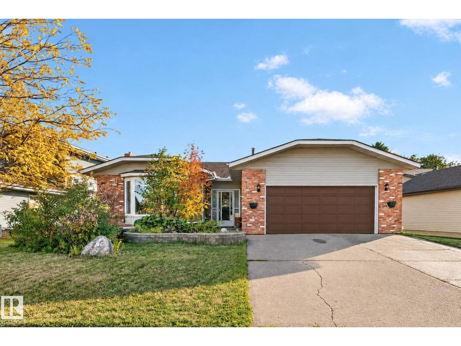 11 HOWSON CR NW Property Photo 1
