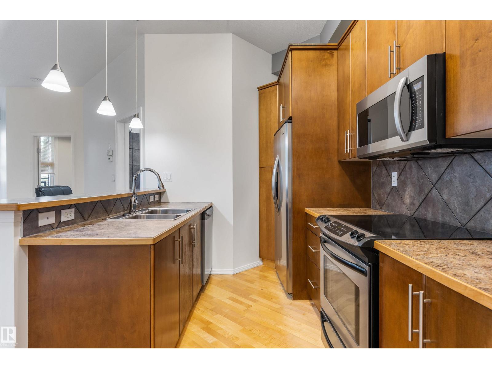 #105 10531 117 St Nw Property Photo 6