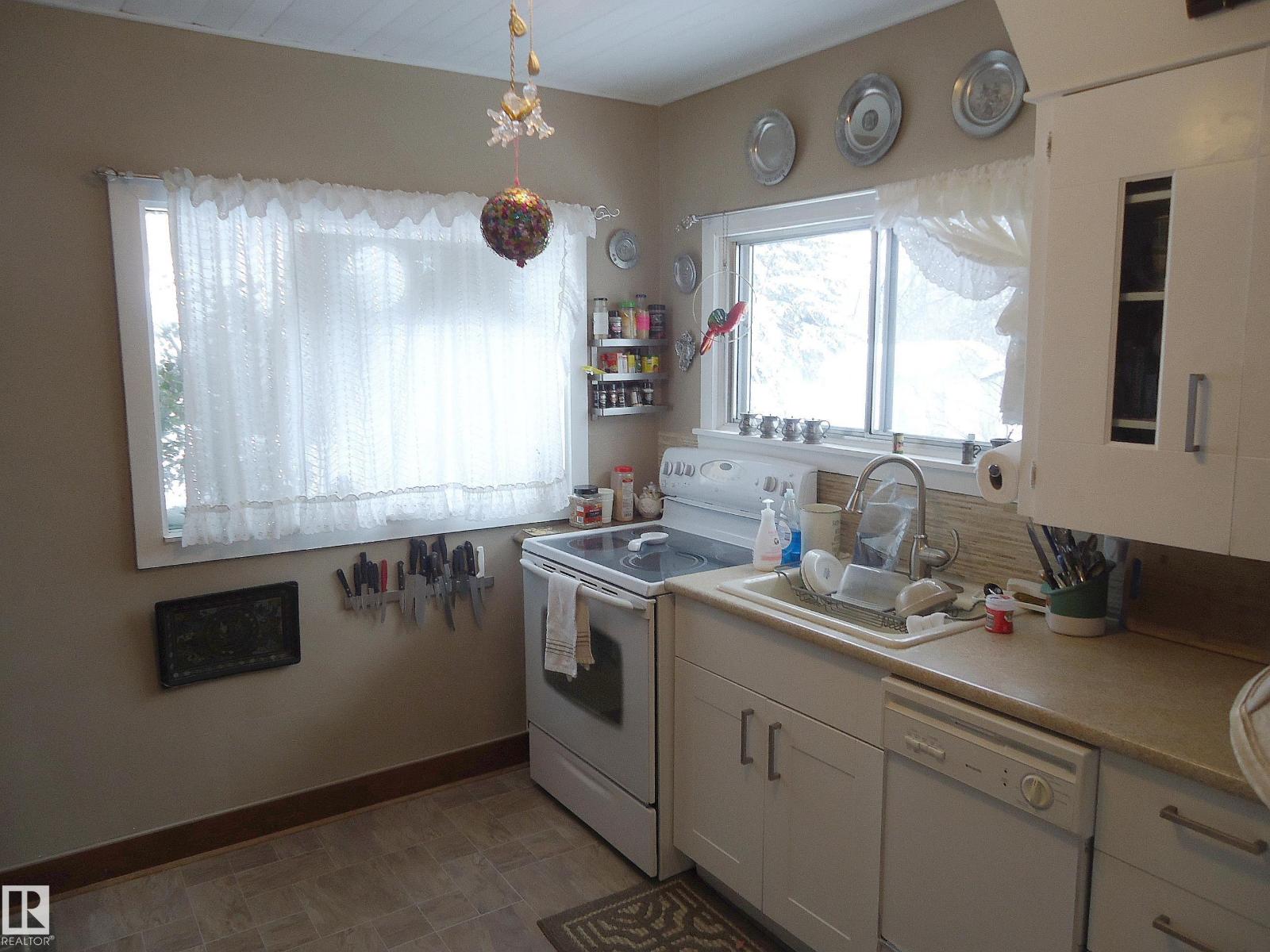 4812 50 Av Property Photo 10