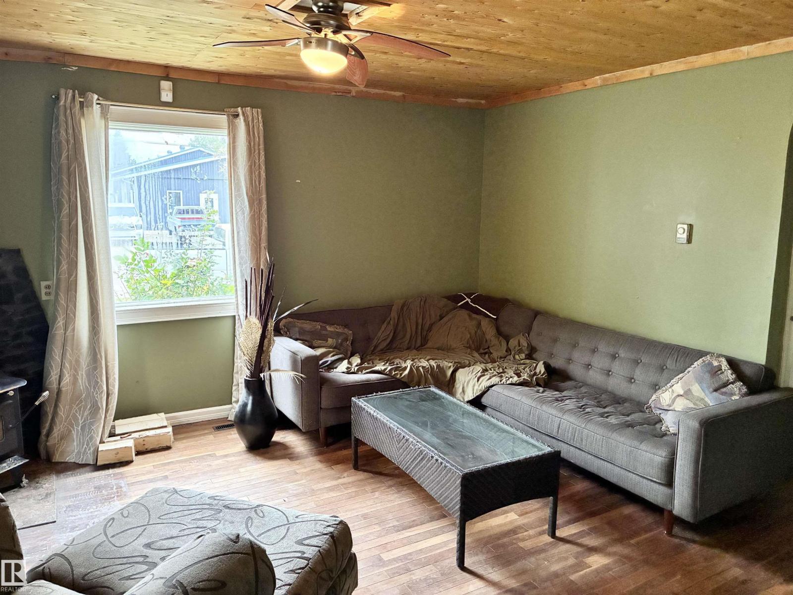 5231 46 St Property Photo 3