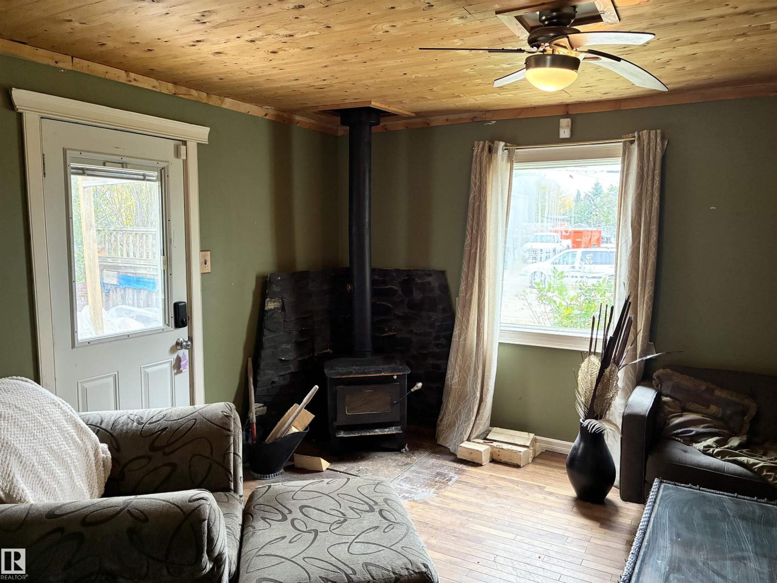 5231 46 St Property Photo 4