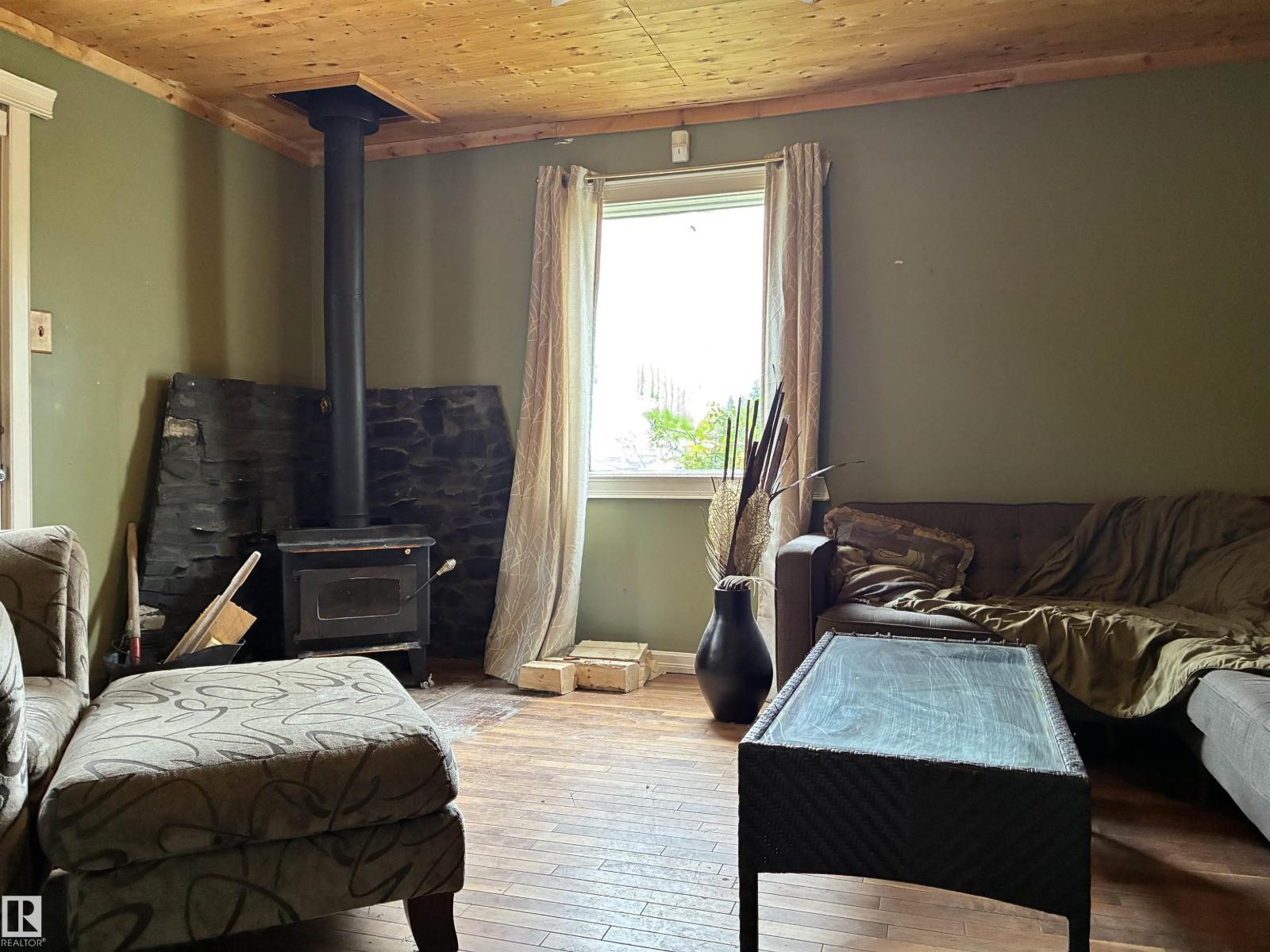 5231 46 St Property Photo 5