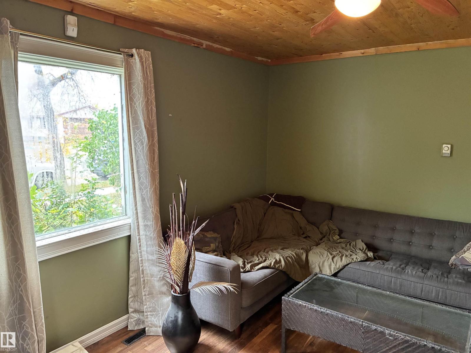 5231 46 St Property Photo 7