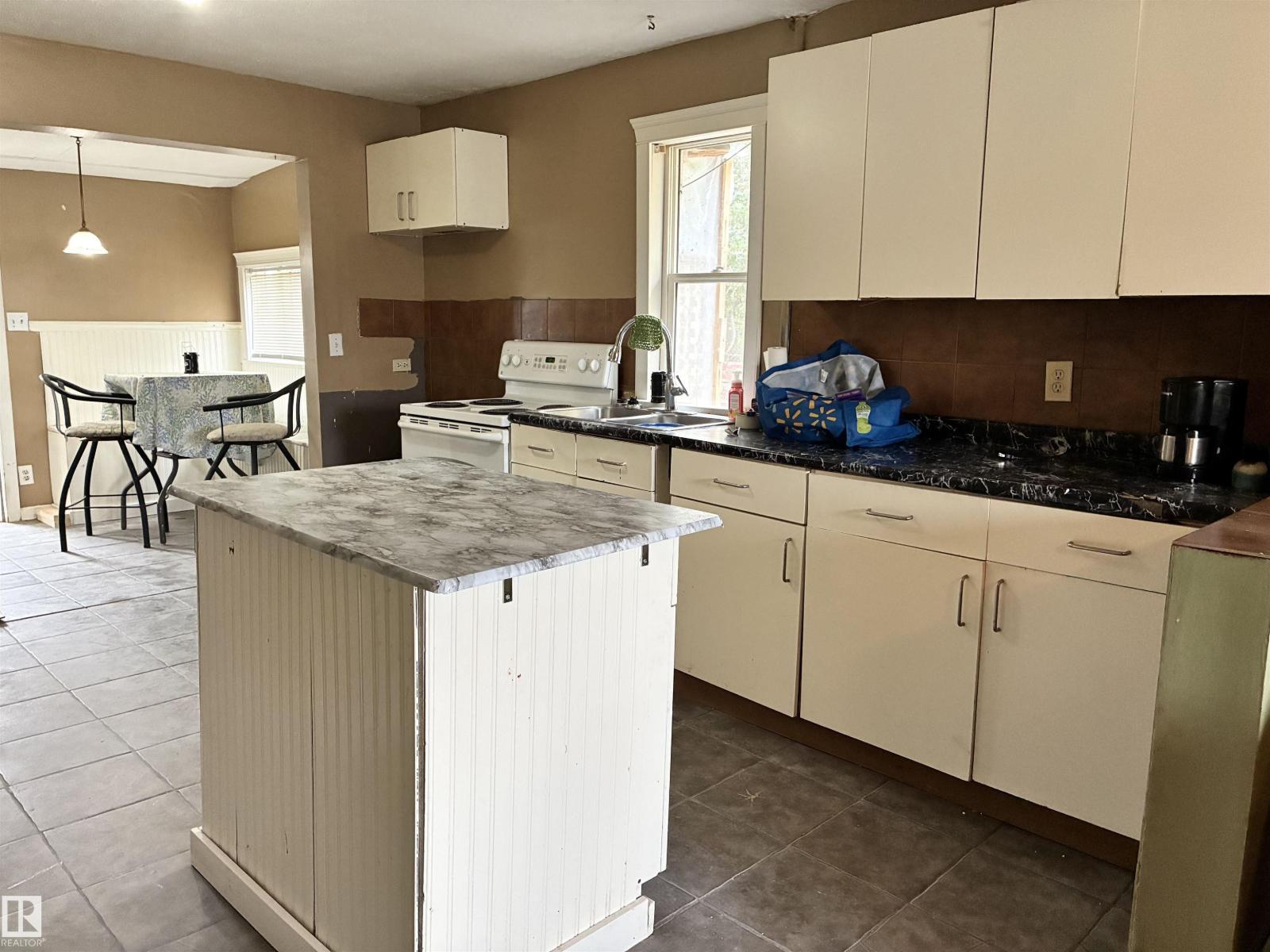 5231 46 St Property Photo 8