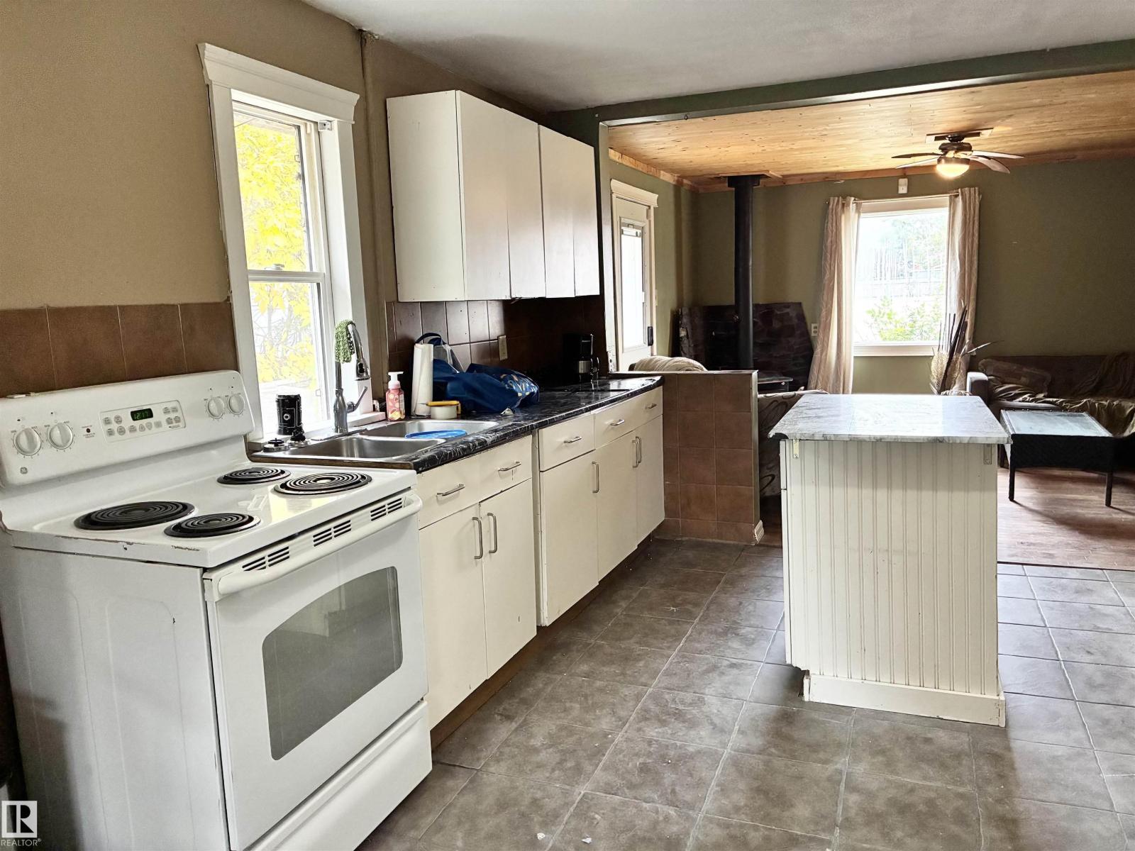 5231 46 St Property Photo 9