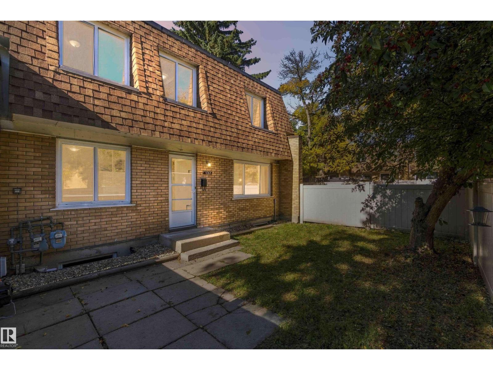132 Londonderry Square Sq Nw Property Photo 1