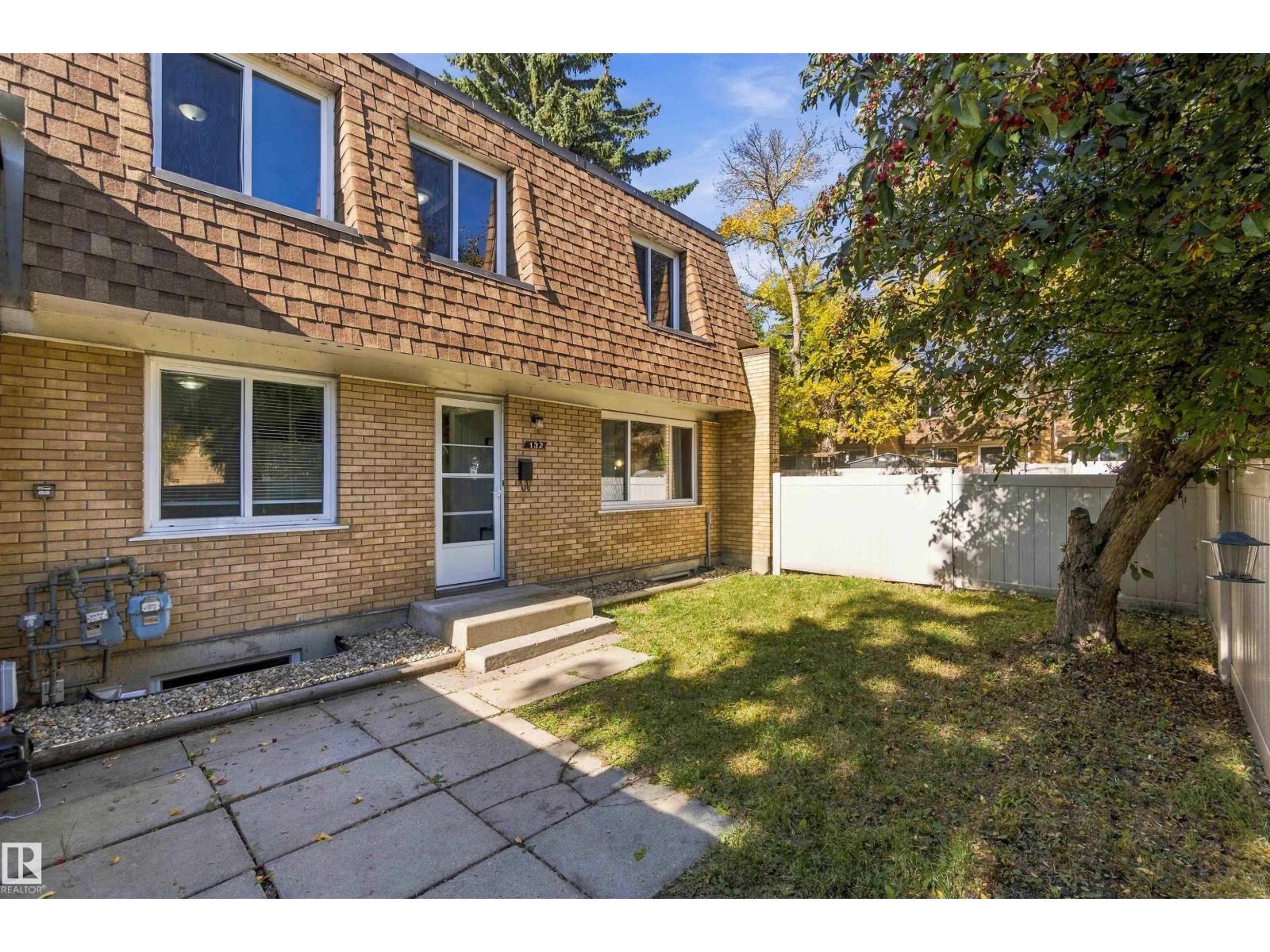 132 Londonderry Square Sq Nw Property Photo 3