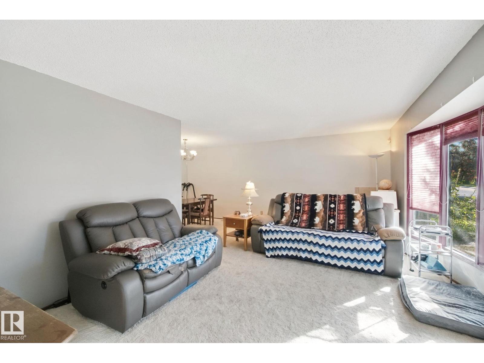 10824 35 Av Nw Property Photo 6