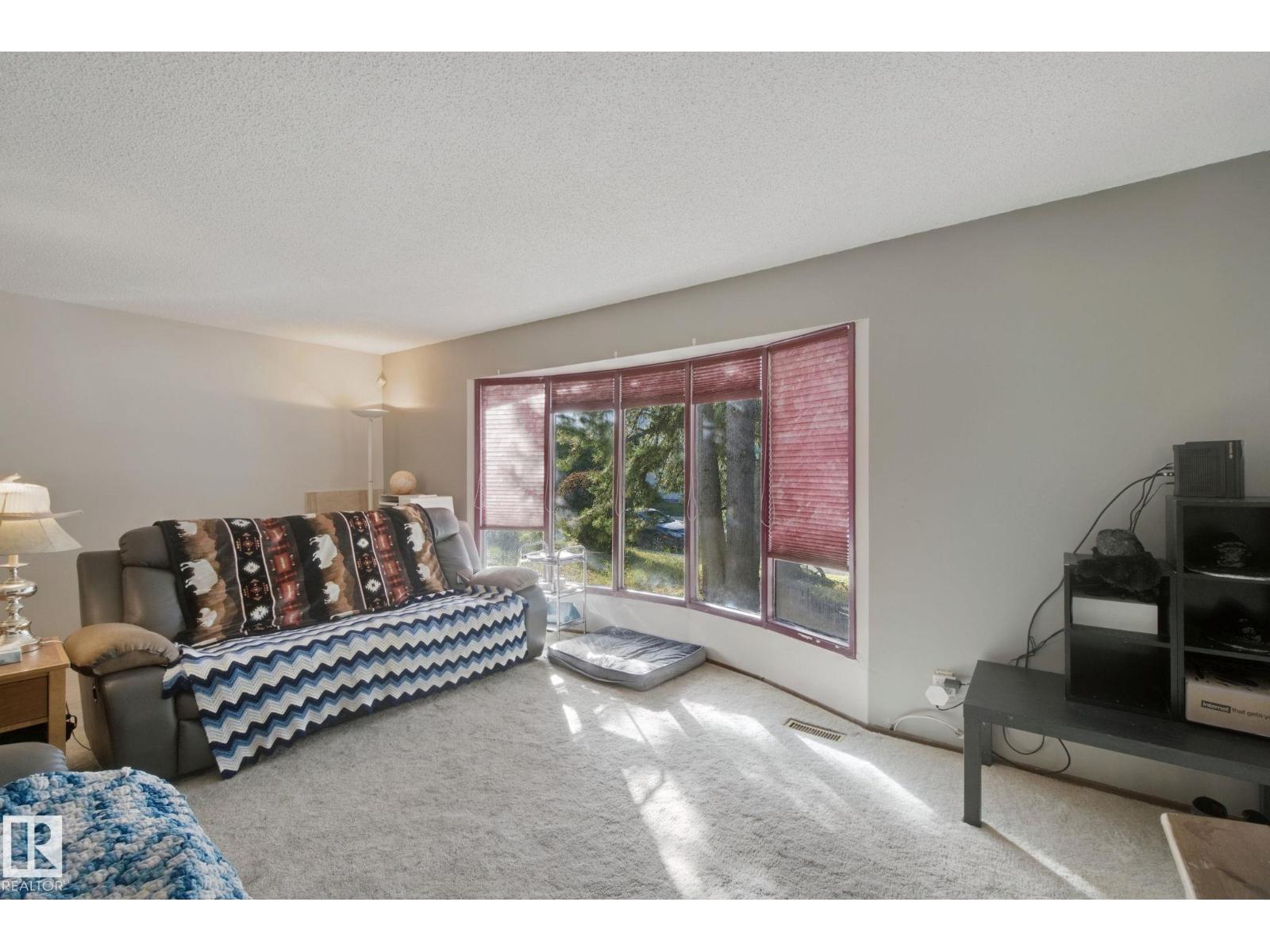 10824 35 Av Nw Property Photo 7