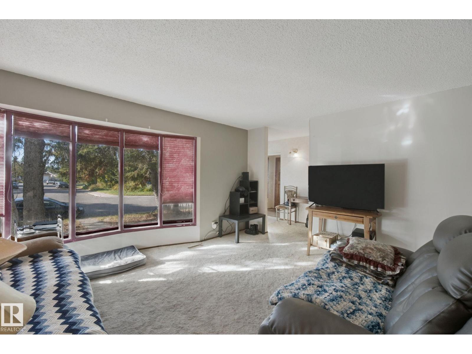 10824 35 Av Nw Property Photo 8